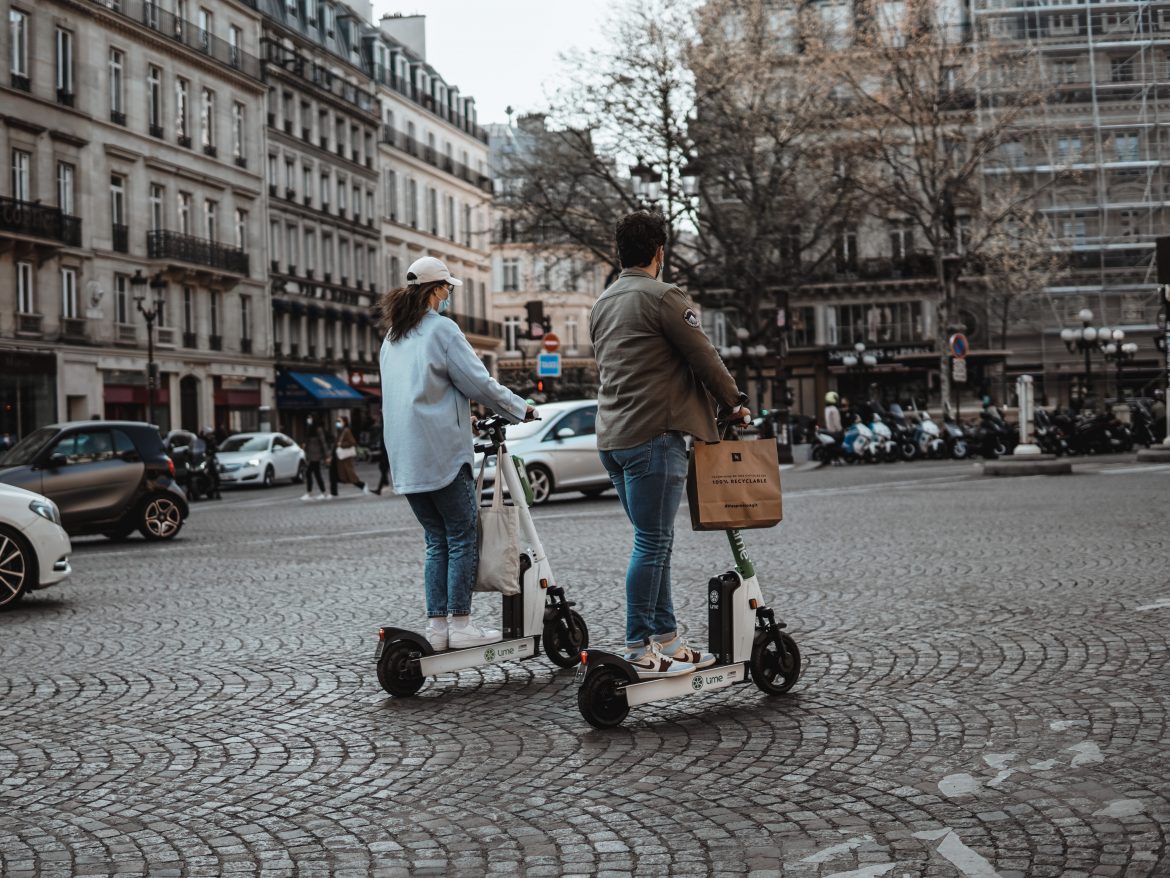 La mairie de Paris lance un ultimatum aux opérateurs de trottinettes en libre-service