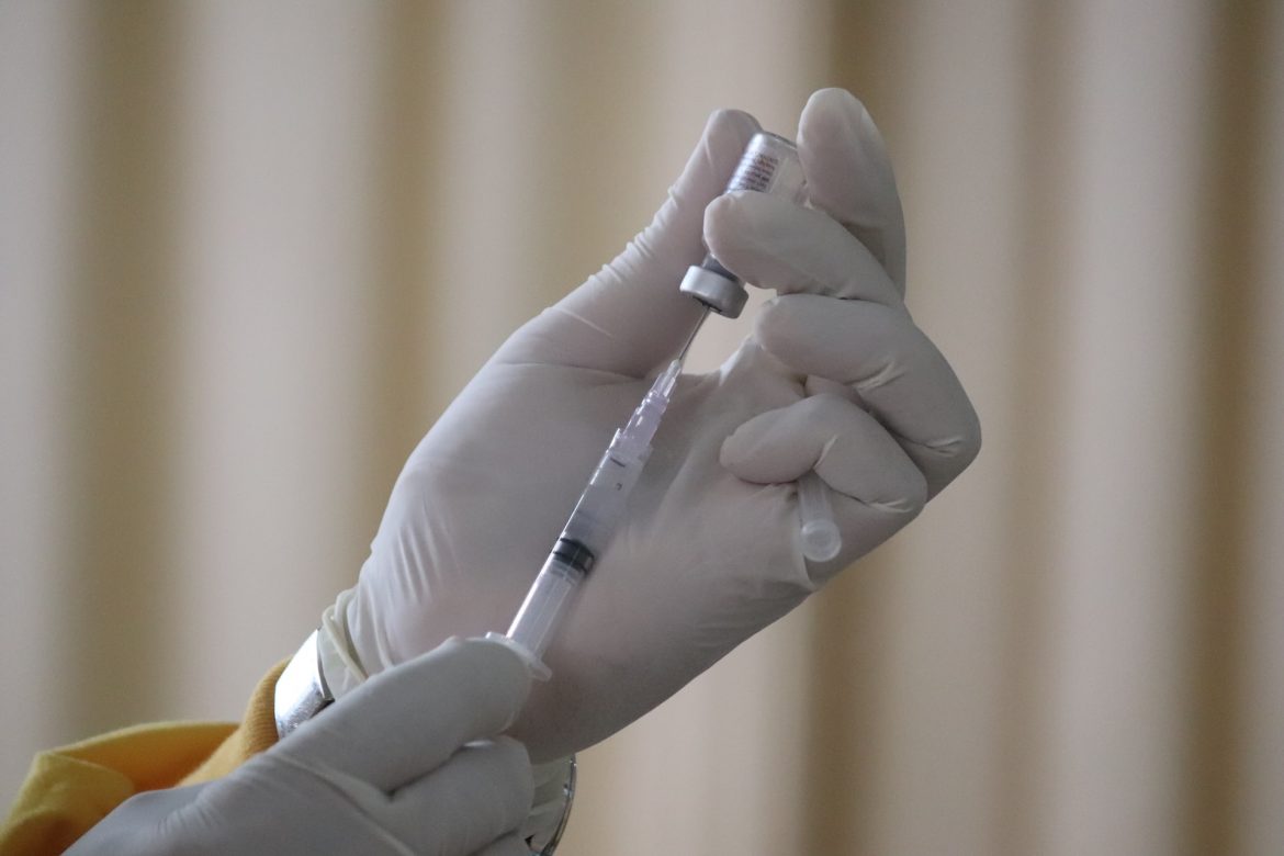 Covid-19 : la validation des nouveaux vaccins a-t-elle été trop rapide, comme l’estime un épidémiologiste ?